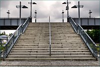 Neubau Fußgängerbrücke mit Treppenaufgängen über Bahnsteige S-Bahn-Station Olympiastadion